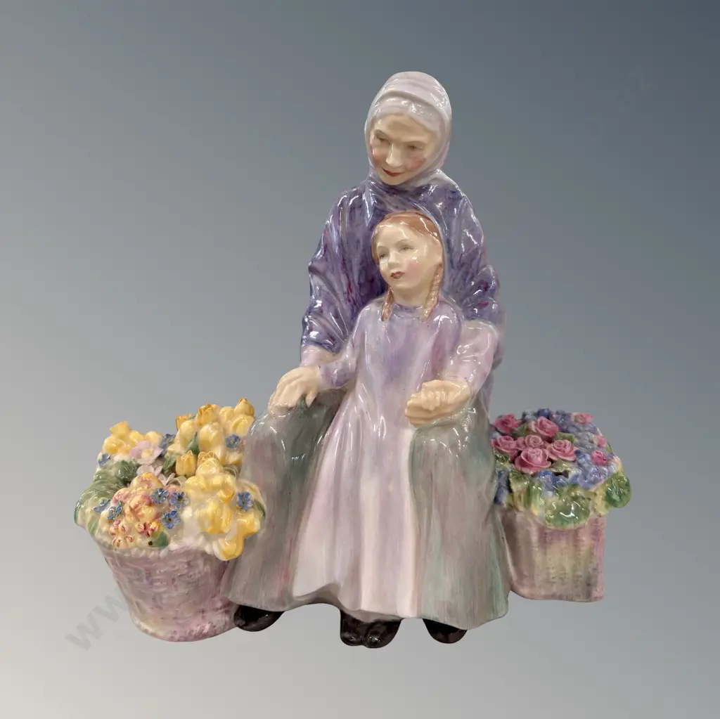 Royal Doulton Figurine - Granny's Heritage, HN2031, H15cm Image 1++
