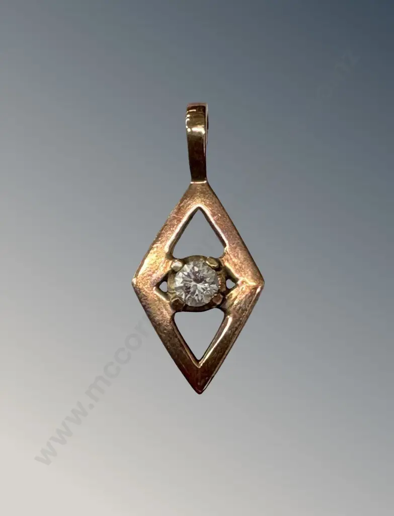 9ct Gold and Diamond Pendant, 3.5cm, TW5.00gms Image 1++