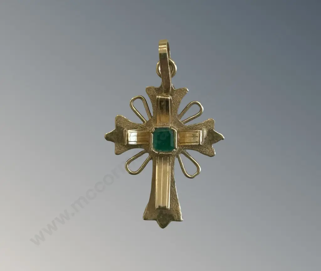 18ct Gold Ornate Cross Pendant with Square inset Emerald, TW1gm Image 1++
