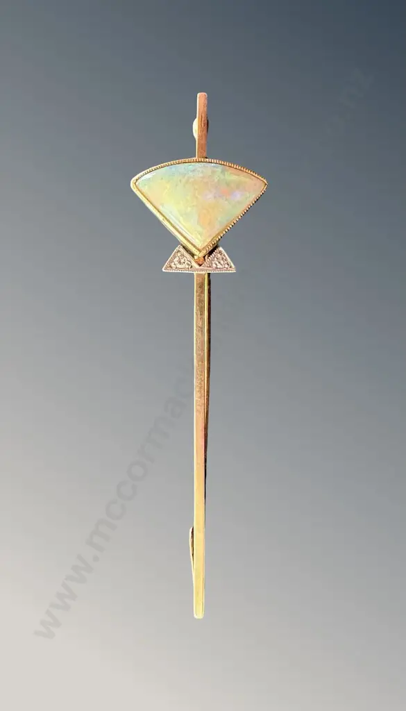 10ct Gold Triangular Opal Bar Brooch TW3.38gms Image 1++