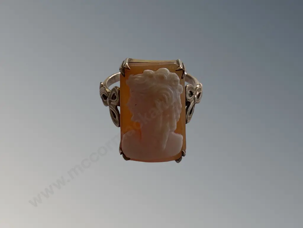 9ct Gold Square Cut Cameo Ring, Size Q, TW3.72gms Image 1++