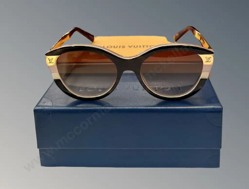 Louis Vuitton Sunglasses - LV Petit Soupcon Cat Eye, Layered Acetate Frame and Gold-Tone Monogram Flower Temples Image 1++