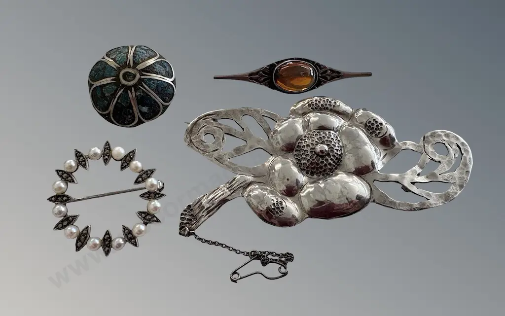 Sterling Silver Brooches and one Other TW25.8gms (sterling only) Image 1++