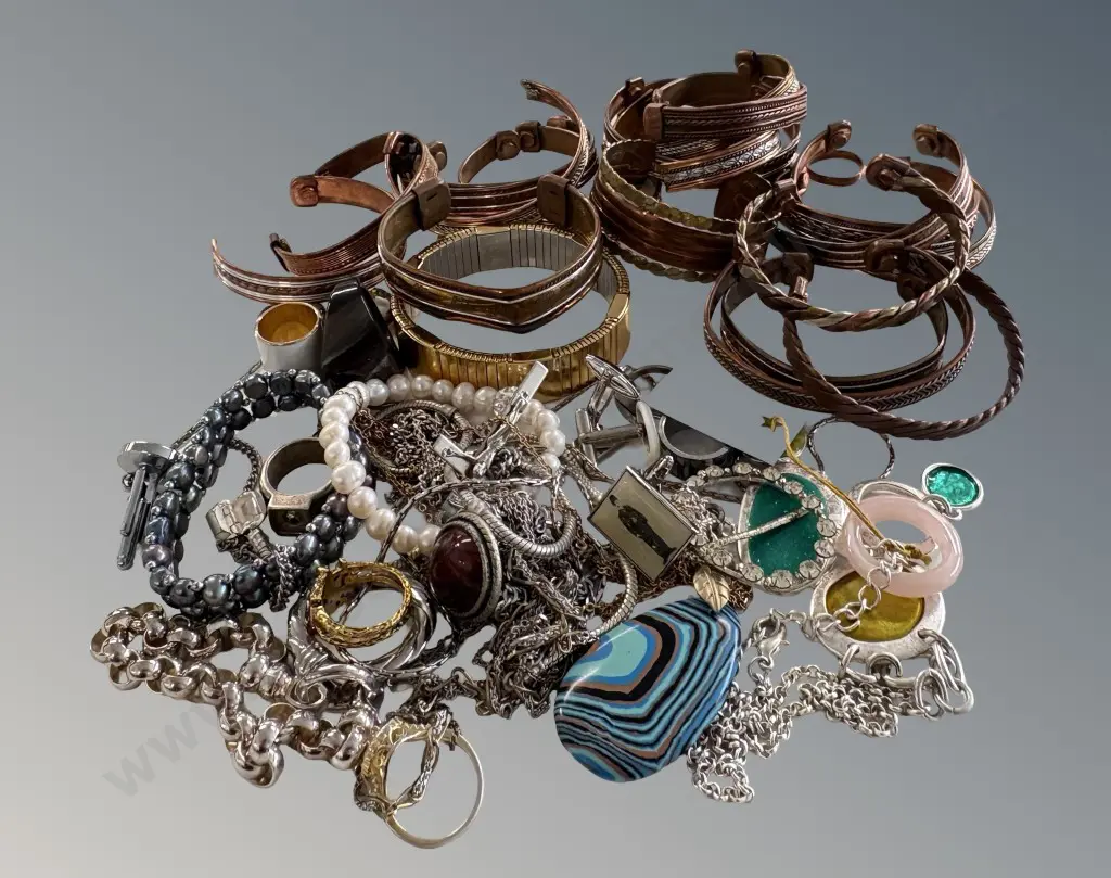 Quantity of Brass, Copper & Zinc Cuffs, Rings and Assorted Costume Jewellery Image 1++