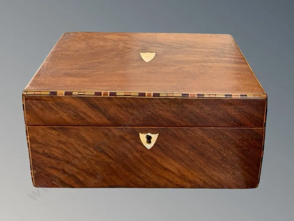 Walnut and Inlaid Stringing Jewellery Box, with key Image 1++
