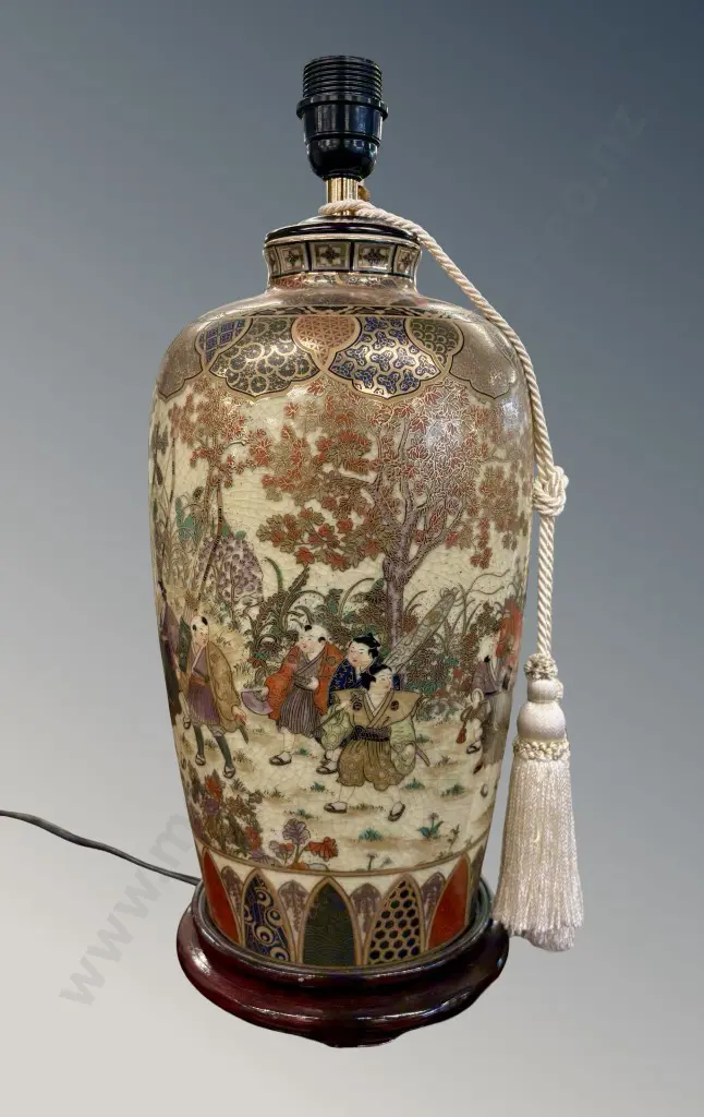 Satsuma Hand-Painted Ceramic Table Lamp on Wooden Base, Japanese Figures Design, H50cm Image 1++