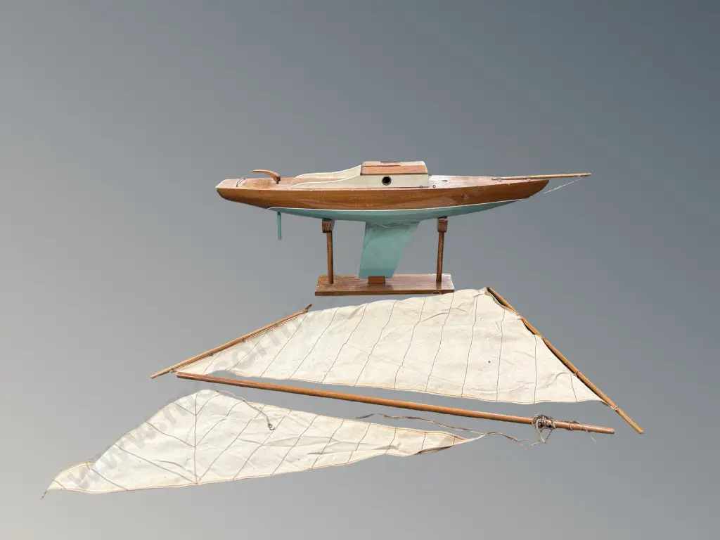 Model Yacht on Stand, L59cm Image 1++