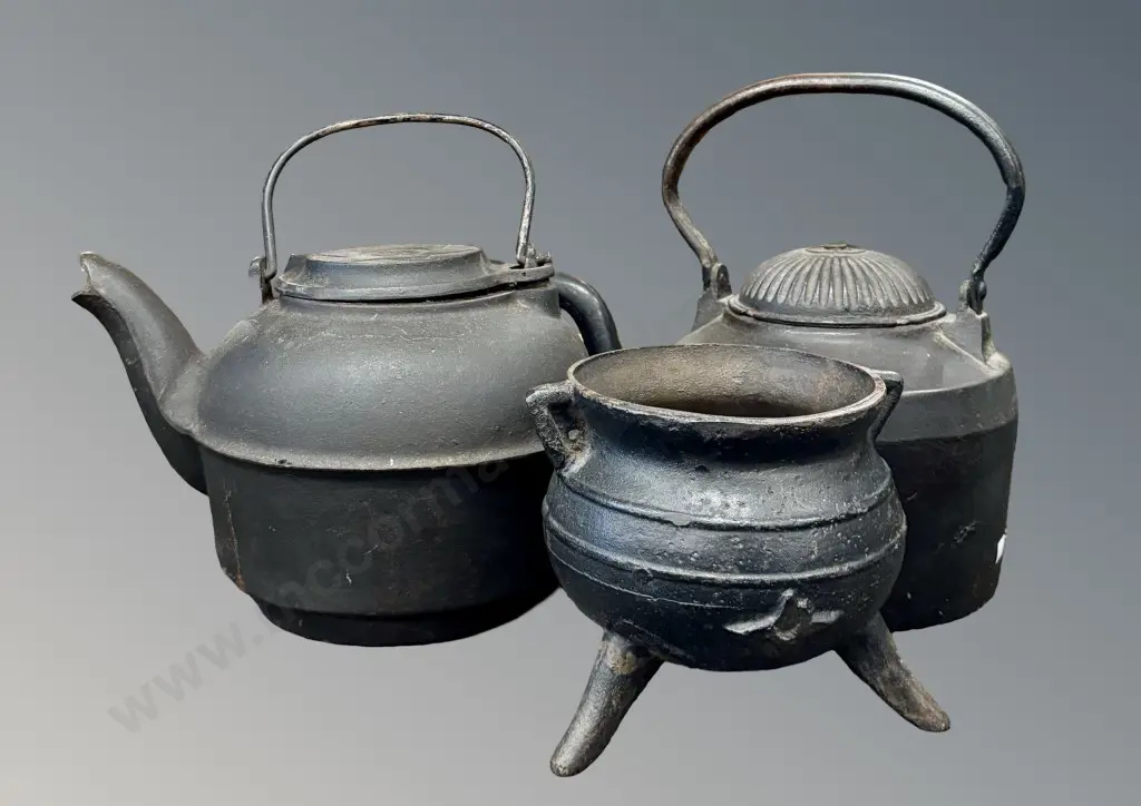 Heavy Cast Iron Teapots and Potjie Pot, H16-33cm Image 1++